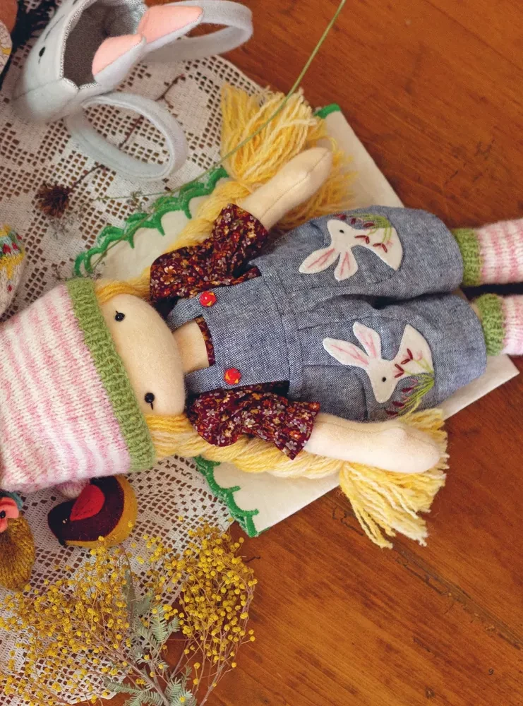 Sewing, Playing, Dressing. Charming Fabric Fashion Dolls